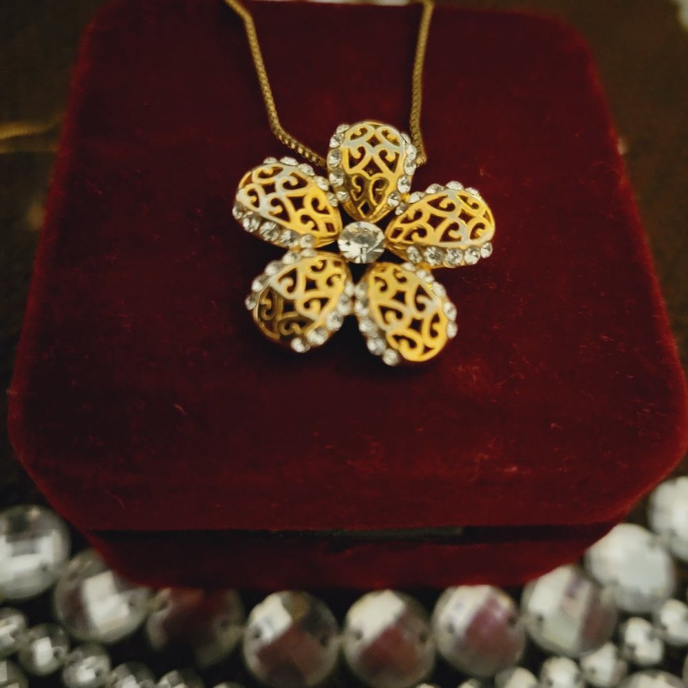 Pre-owned Gold platted pendant